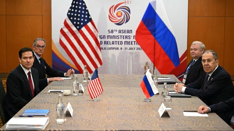 マレーシアでルビオ米国務長官（左）とラブロフ・ロシア外相（右）が会談した/Mandel Ngan/AFP/Getty Images