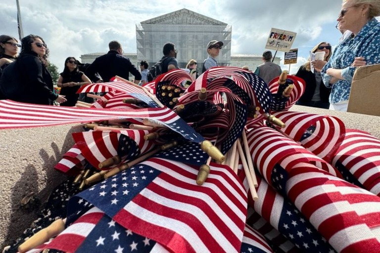 ニューハンプシャー州の連邦地裁は１０日、「出生地主義」を大幅に制限するトランプ大統領の大統領令について、発効を全米で一時的に差し止める命令を出した/Drew Angerer/AFP/Getty Images