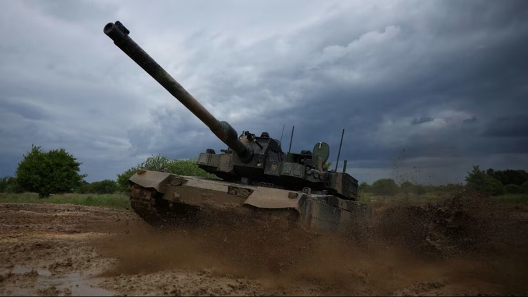 演習で韓国製のＫ２戦車「ブラックパンサー」に乗るポーランド兵＝６月２４日/Kacper Pempel/Reuters/File