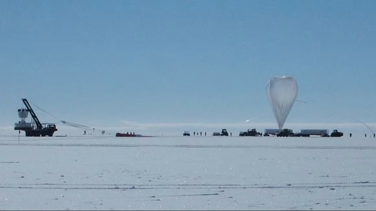 ＮＡＳＡの「南極衝撃過渡アンテナ（ＡＮＩＴＡ）」実験の様子。気球を使って南極の氷の上空を飛行した/Stephanie Wissel/Penn State