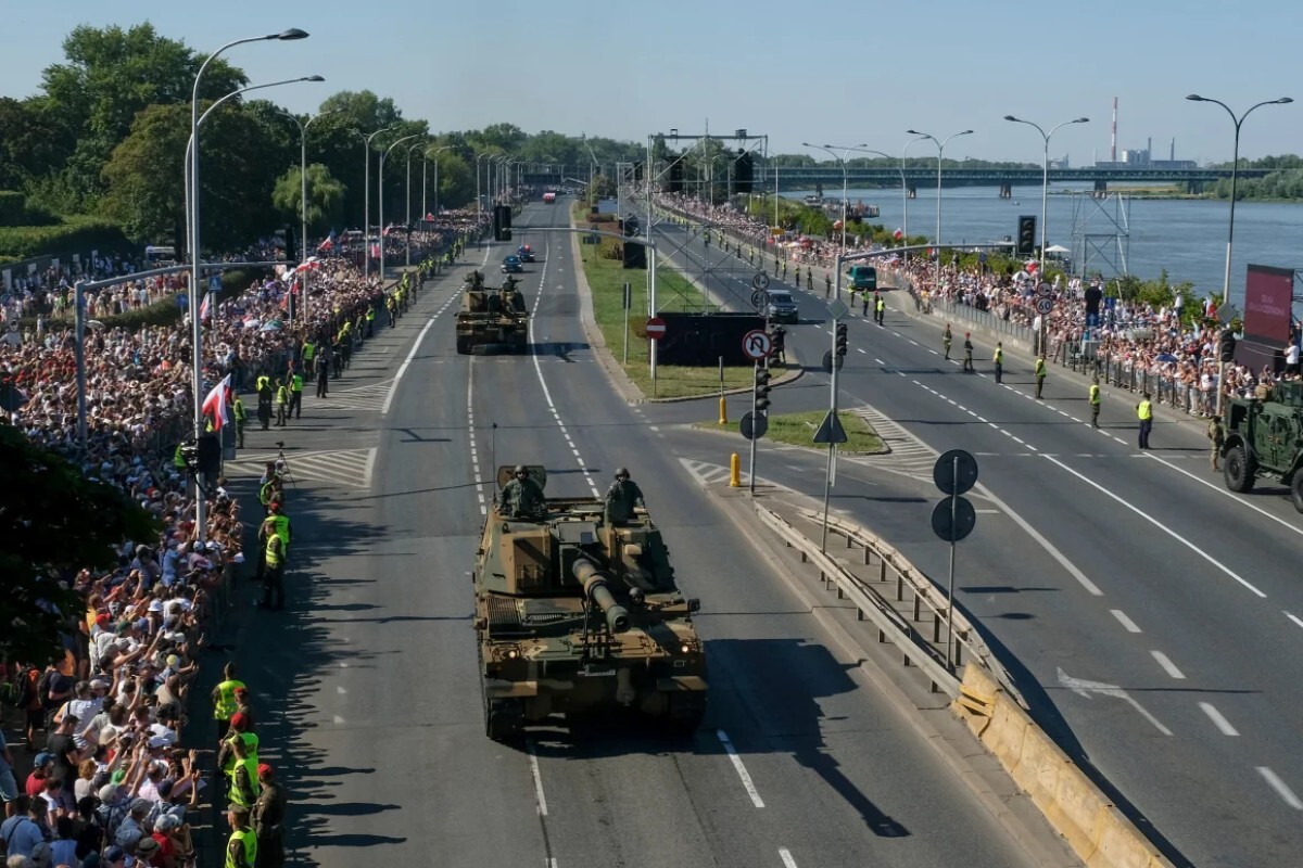 ポーランドのワルシャワで行われた軍事パレードに参加するK9自走榴弾砲=2023年8月15日/Damian Lemaski/Bloomberg/Getty Images/File