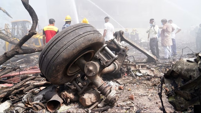 事故現場で目撃されたエアインディア機の降着装置/Siddharaj Solanki/Bloomberg/Getty Images