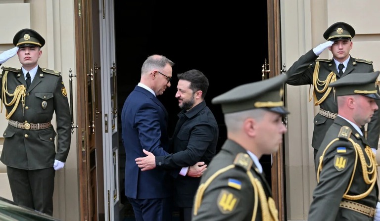 あいさつを交わすウクライナのゼレンスキー大統領とポーランドのドゥダ大統領＝６月２８日/Sergei Supinksy/AFP/Getty Images/File