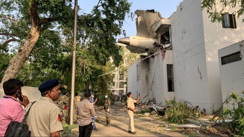 インド旅客機墜落、一つの問いに答え　浮かび上がったさらなる疑問