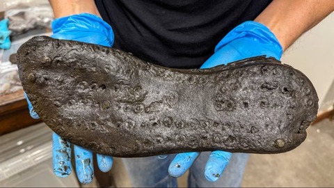 ハドリアヌスの長城近くで見つかった巨大な靴、古代ローマ兵めぐる謎が深まる