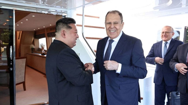 握手をする北朝鮮の金正恩（キムジョンウン）総書記とロシアのラブロフ外相＝１２日、北朝鮮・元山/Russian Foreign Ministry/Reuters