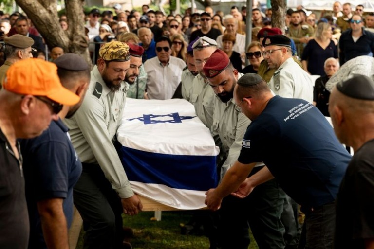 ガザ・ベイトハヌンで死亡した５人のイスラエル兵のひとりのひつぎが運ばれていく様子＝８日、イスラエル・ハイファ/Amir Levy/Getty Images