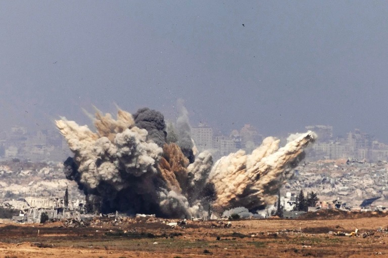 イスラエルの空爆の様子＝１０日、ガザ北部ベイトハヌン/Atef Safadi/EPA/Shutterstock