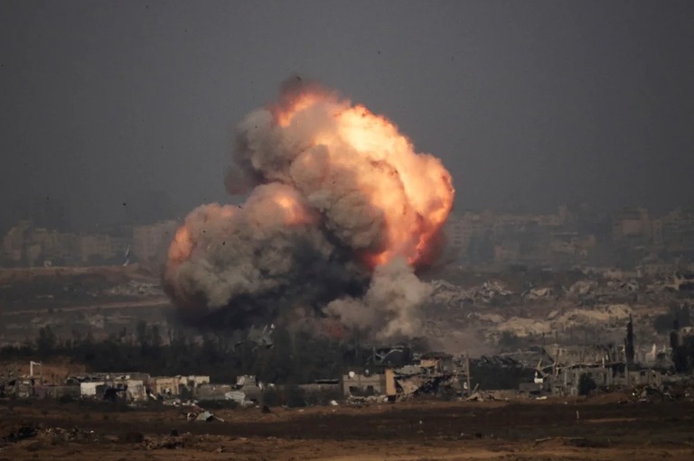 イスラエル軍の空爆によってパレスチナ自治区ガザ地区上空に立ち上る煙＝１０日/ Leo Correa/AP