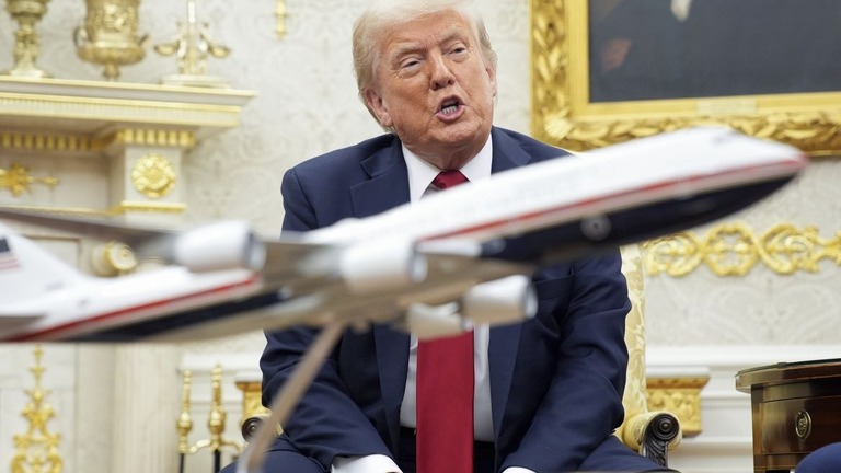 北大西洋条約機構（ＮＡＴＯ）を通じた武器の供与を発表するトランプ大統領＝１４日、米ホワイトハウス/Sputnik/AP