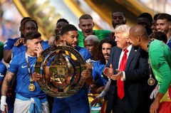 サッカークラブＷ杯決勝、主役の座を奪ったトランプ米大統領　トロフィー掲げる選手の中心に