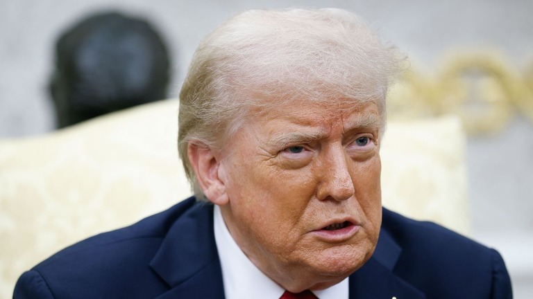 大統領執務室で北大西洋条約機構（ＮＡＴＯ）のルッテ事務総長と会談するトランプ大統領＝１４日/Kevin Dietsch/Getty Images