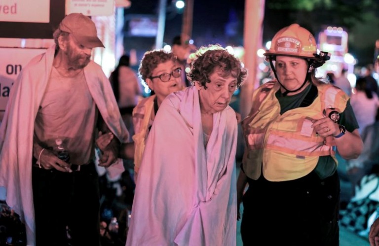 助け出された老人ホームの入居者＝１３日/Mark Stockwell for the Boston Globe