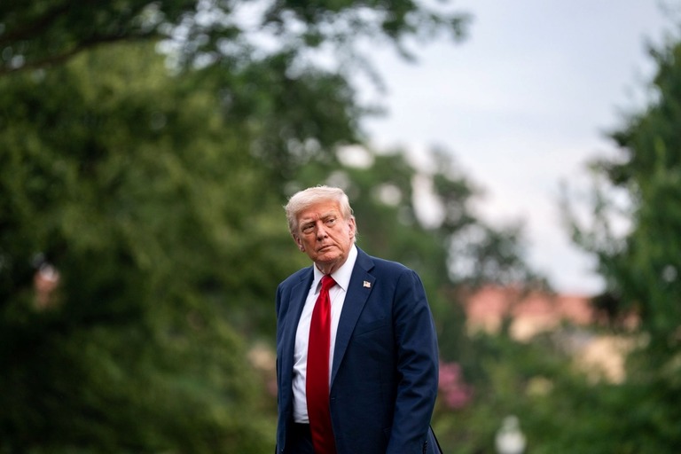 ホワイトハウス南庭を歩くトランプ米大統領＝１３日/Bonnie Cash/UPI/Bloomberg/Getty Images via CNN Newsource