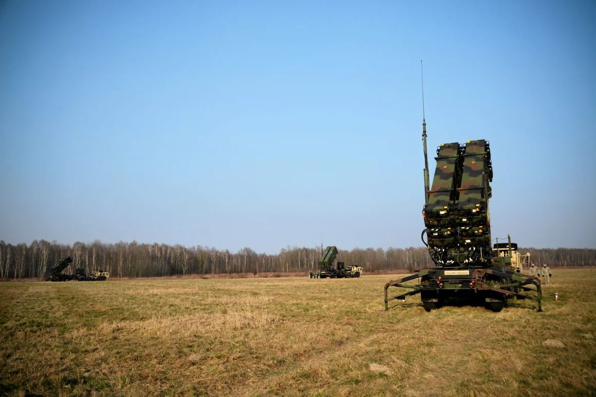 2015年、ポーランドでの合同演習中にパトリオット発射装置の近くを歩く米軍兵士/Agencja Gazeta/Reuters