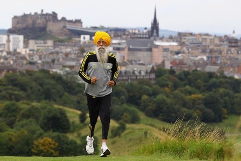 ２０１１年のマラソン大会に出場したときの世界最高齢マラソンランナー、ファウジャ・シンさん