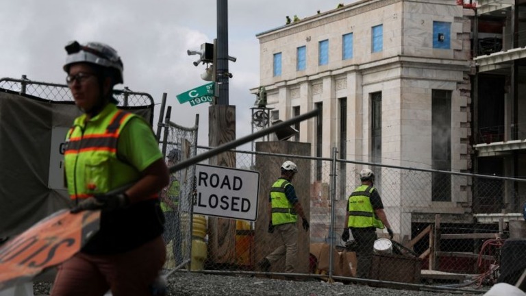 ワシントンのＦＲＢの建物では大規模な工事が続けられている＝１４日/Jonathan Ernst/Reuters
