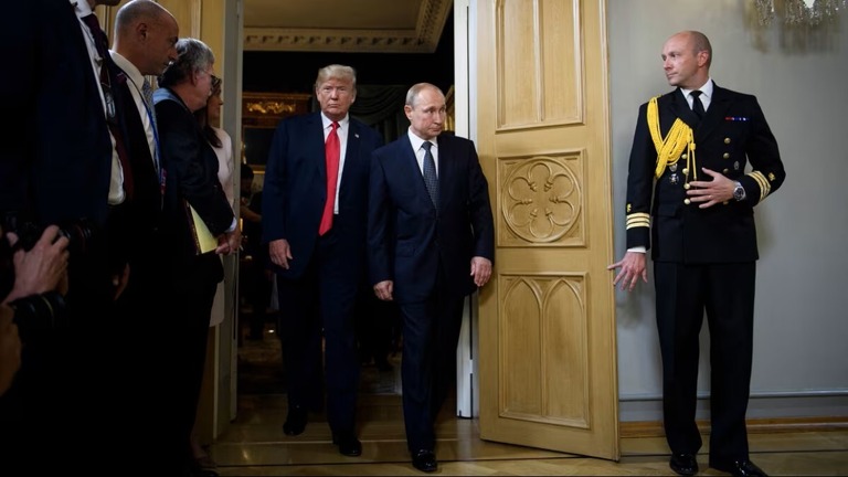 トランプ米大統領とロシアのプーチン大統領。フィンランド・ヘルシンキの大統領宮殿での会談に到着した＝１８年７月１６日/Brendan Smialowski/AFP/Getty Images/FILE