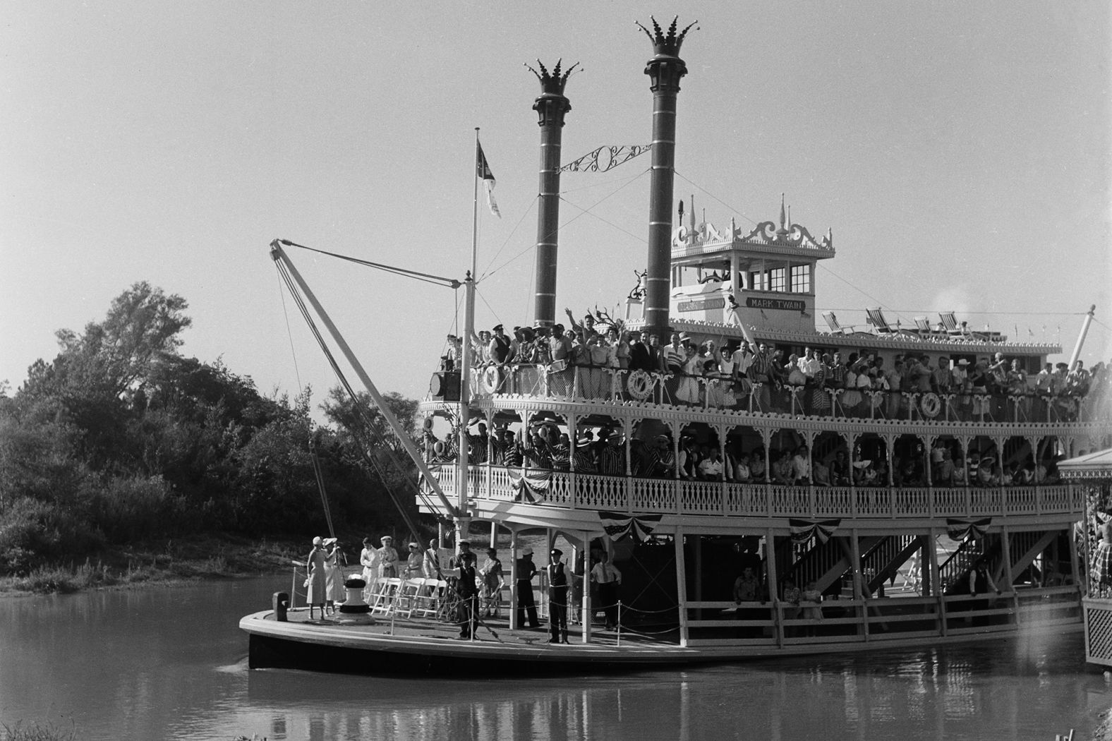 「蒸気船マークトウェイン号」が開園初日に乗客を乗せる様子/Earl Leaf/Michael Ochs Archives/Getty Images