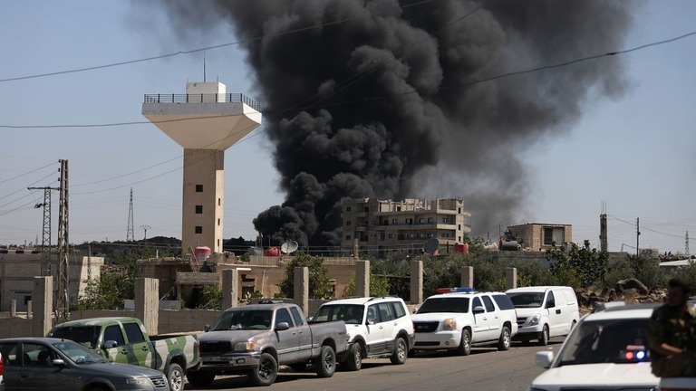 １５日、シリア南部の都市スウェイダで立ち上る黒煙/Getty Images