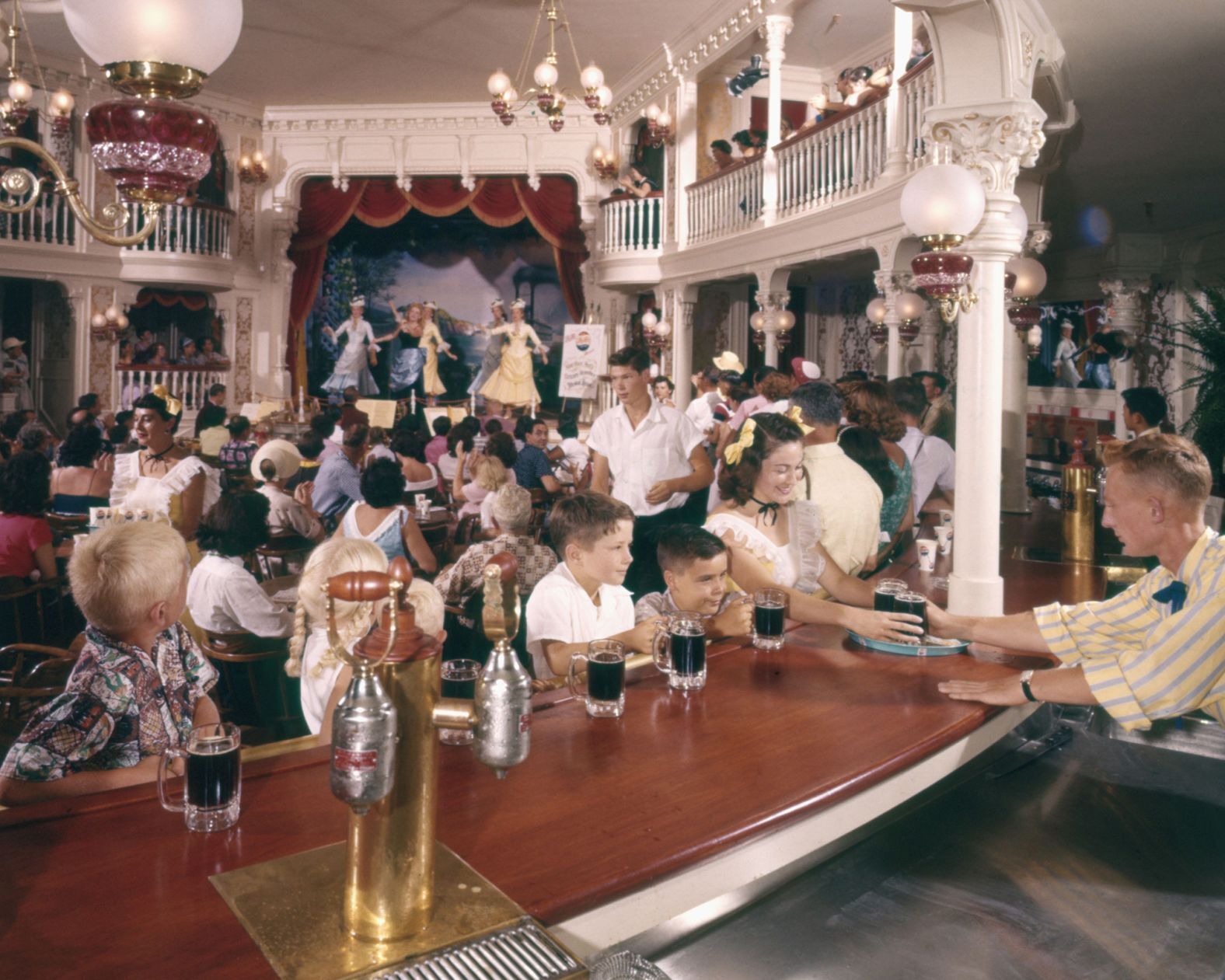 「ゴールデン・ホースシュー・サルーン」で子どもたちに給仕するバーテンダー/Loomis Dean/The LIFE Picture Collection/Shutterstock