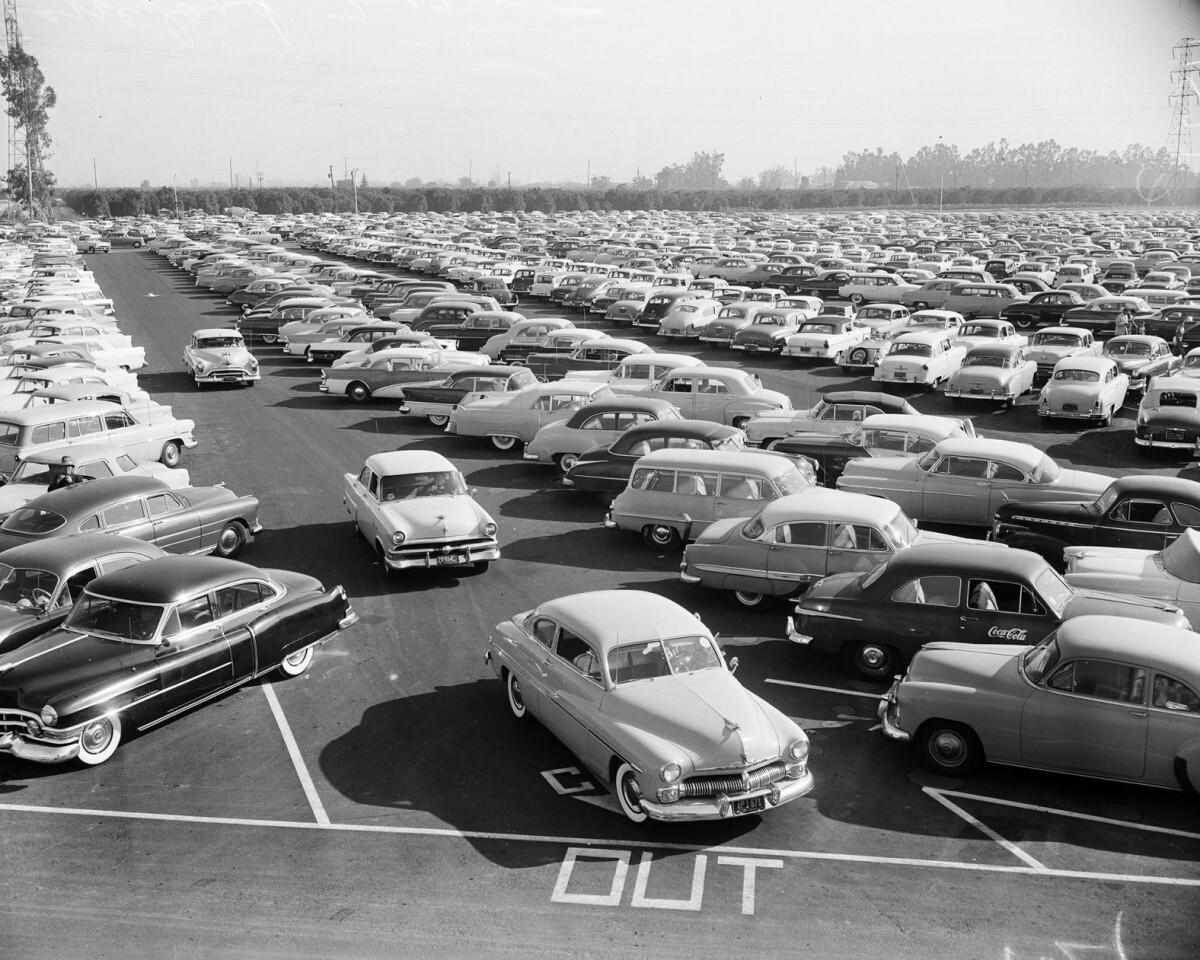 開園当日、ディズニーランドの駐車場にずらりと並ぶ車/Los Angeles Examiner/USC Libraries/Corbis/Getty Images