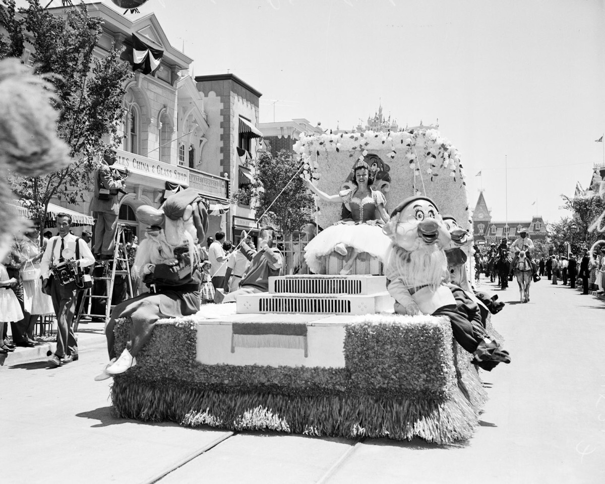 白雪姫と７人のこびとが山車に乗って手を振る様子/Los Angeles Examiner/USC Libraries/Corbis/Getty Images