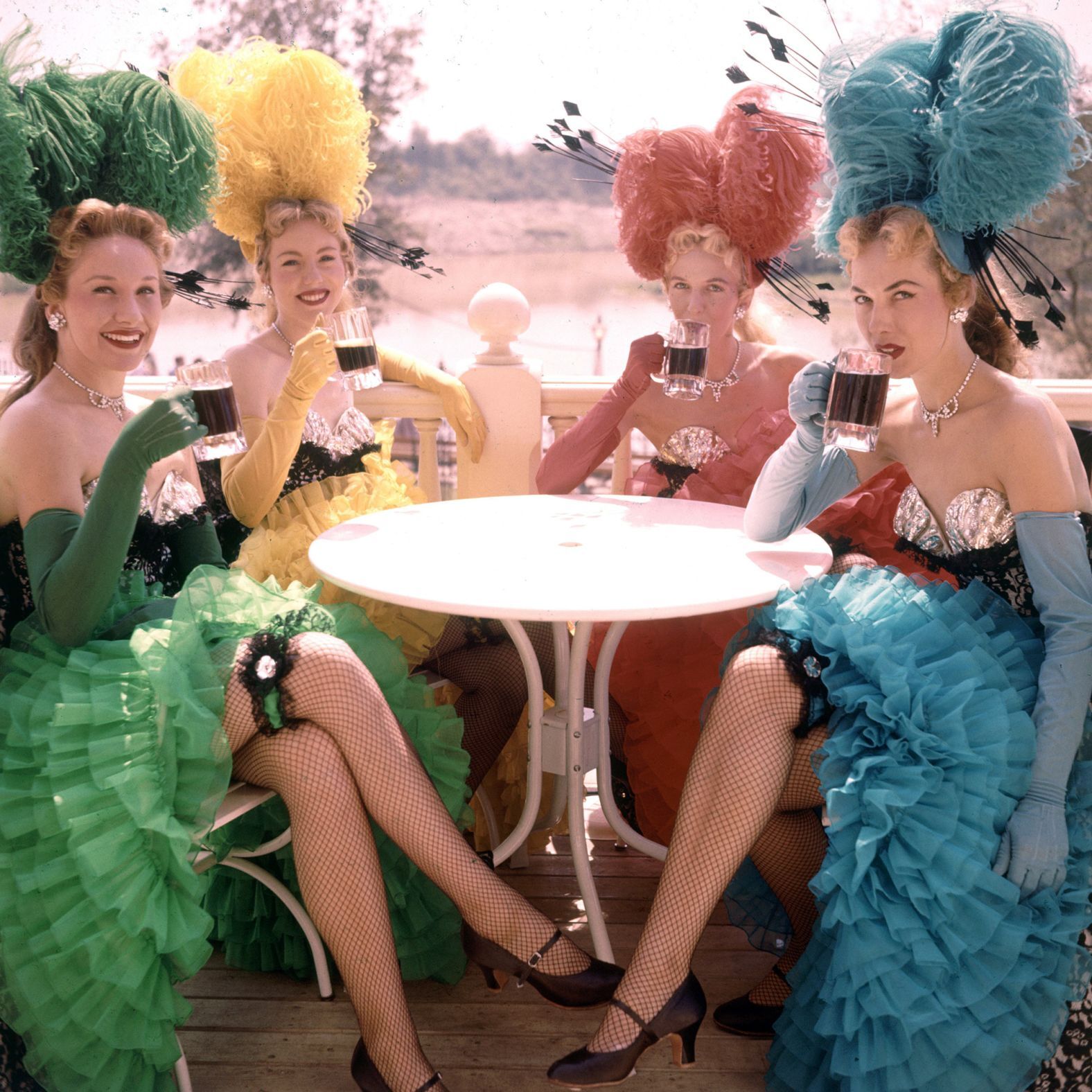 屋外のテーブルに着席するショーガールたち/Loomis Dean/The LIFE Picture Collection/Shutterstock
