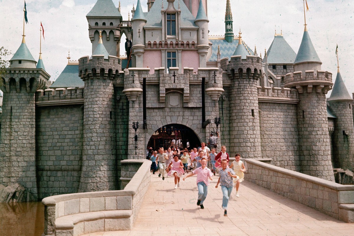 ディズニーランドの開園当日、子どもたちが「眠れる森の美女の城」の入り口を駆け抜ける様子＝７月１７日、カリフォルニア州アナハイム/Allan Grant/The LIFE Picture Collection/Shutterstock