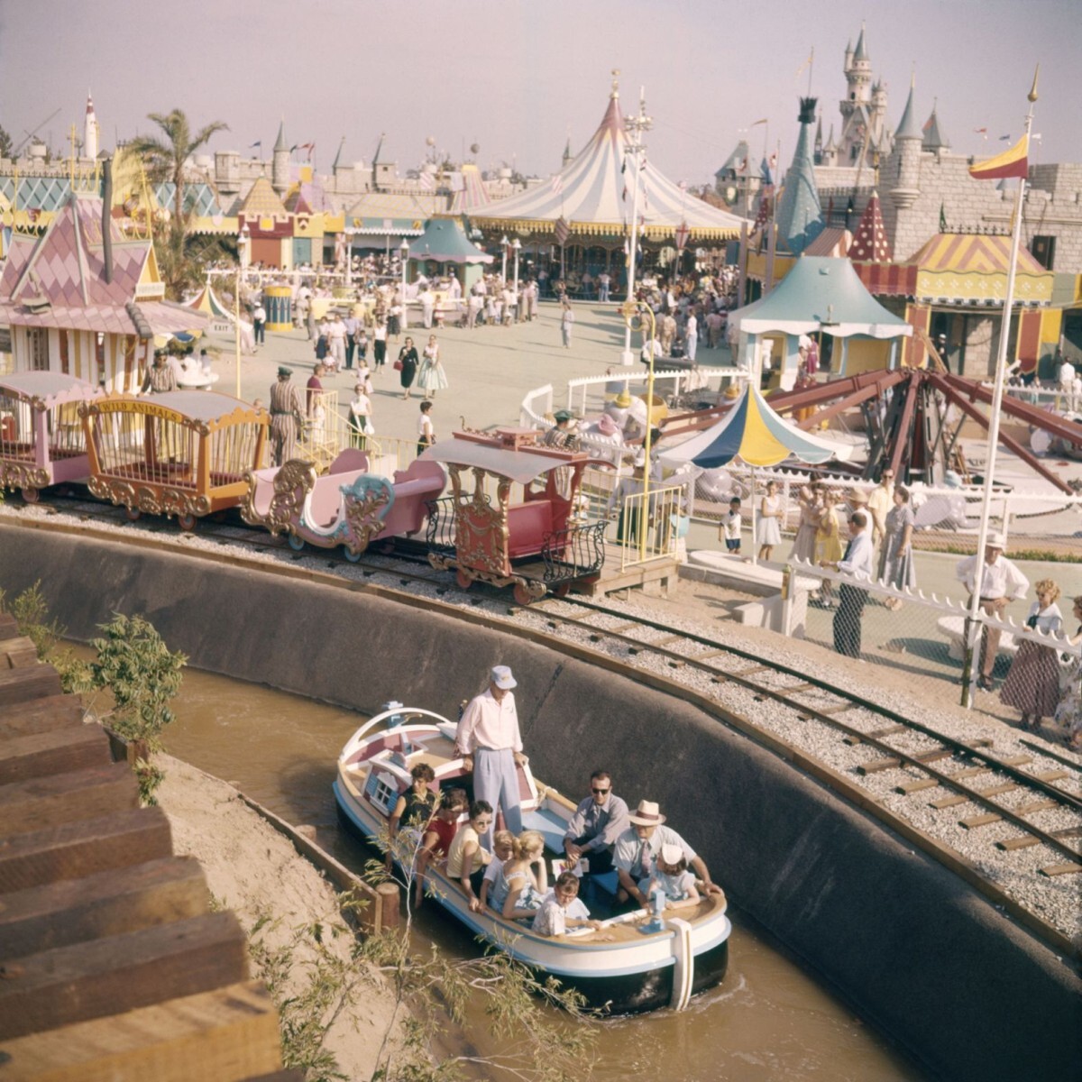 公園でボートに乗る人々/Loomis Dean/The LIFE Picture Collection/Shutterstock