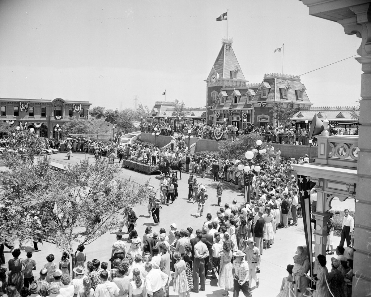 メインストリートでパレードを見守る人々/Los Angeles Examiner/USC Libraries/Corbis/Getty Images