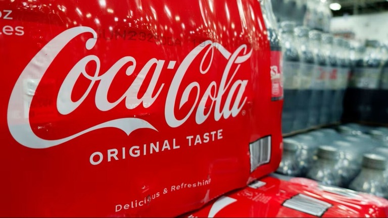 米コカ・コーラが甘味料変更、トランプ氏は功績主張　「本物のサトウキビ糖を使用」