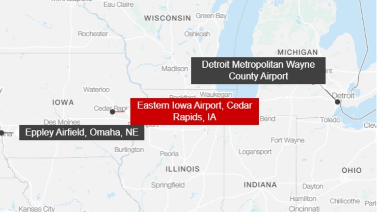 米国内便の旅客機内で飛行中に乗客が非常口のドアを開けようとして客室乗務員と言い争いになり、アイオワ州シーダーラピッズの空港に緊急着陸した