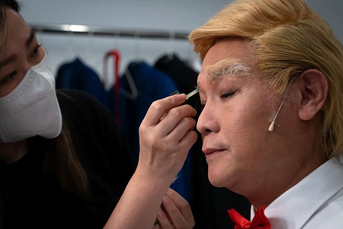 金色のかつらと眉毛を身に着けてトランプ大統領になり切る龍貫天氏/Noemi Cassanelli/CNN