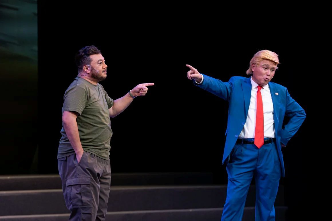 香港で上演された舞台の様子。劇中のトランプ大統領とゼレンスキー大統領が丁々発止のやり取りを繰り広げる/Noemi Cassanelli/CNN