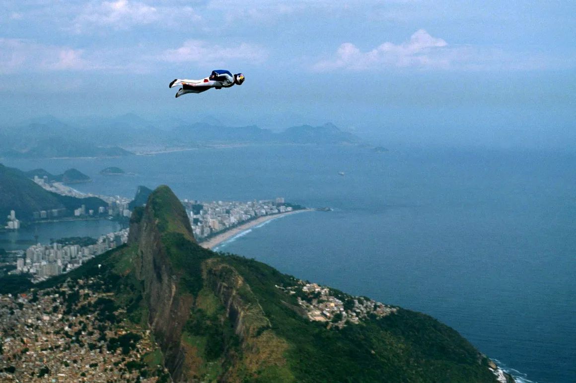 2001年、リオデジャネイロにある山「ドイス・イルマンス」の上空を飛行するバウムガートナーさん/Reuters