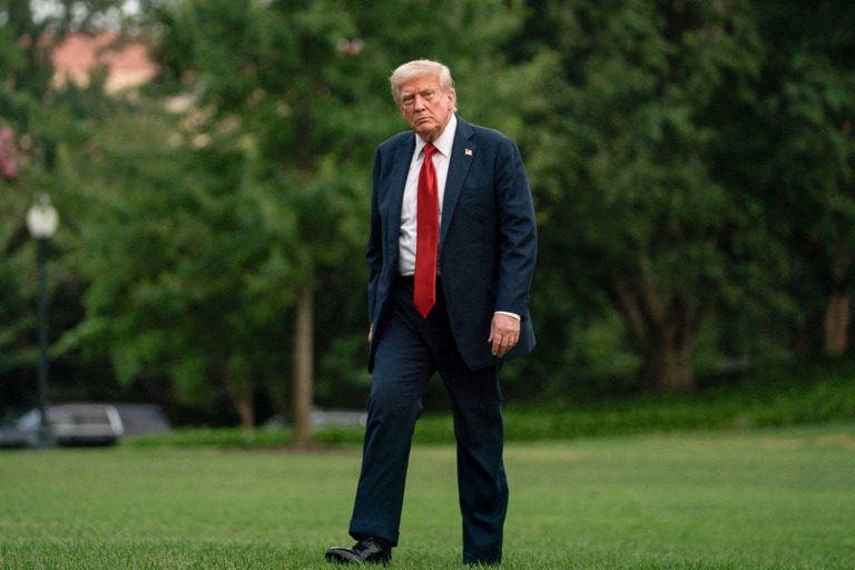 ホワイトハウス南庭を歩くトランプ米大統領＝１３日/Allison Robbert/AFP/Getty Images
