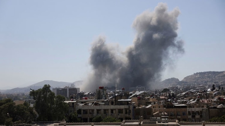シリア国防省の建物への攻撃後に煙が上がる様子＝１６日、ダマスカス/Khalil Ashawi/Reuters