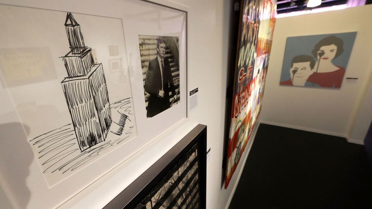 ２０１７年、競売にかけられビバリーヒルズの画廊に展示されたトランプ氏の作品（左）/Paul Buck/EPA-EFE/Shutterstock