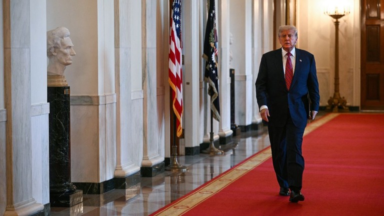 １８日、ホワイトハウスで法案への署名に向かうトランプ大統領/Brendan Smialowski/AFP/Getty Images