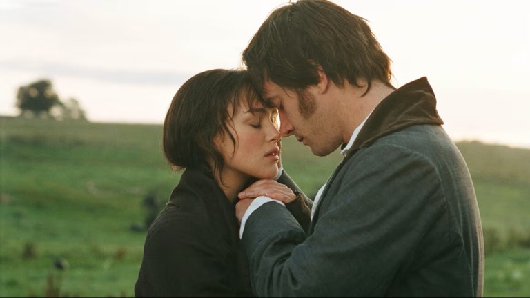 公開２０年を迎えた２００５年の映画「プライドと偏見」では、キーラ・ナイトレイがエリザベス、マシュー・マクファディンがダーシーを演じた/Moviestore/Shutterstock