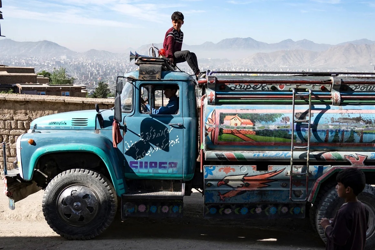 給水車の上に座る少年=4月、アフガニスタン・カブール/Wakil Kohsar/AFP/Getty Images