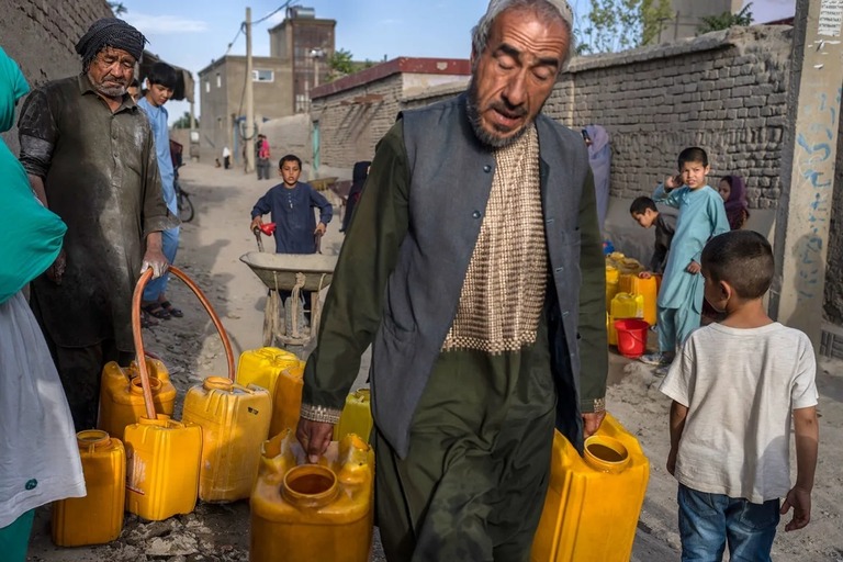 給水のための集まった住民ら＝６月、アフガニスタン首都カブール/Rodrigo Abd/AP