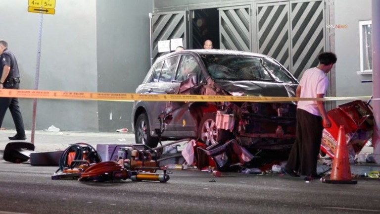 米カリフォルニア州ロサンゼルスで、車が群衆に突っ込み、少なくとも３０人が負傷した/Robyn Beck/AFP/Getty Images