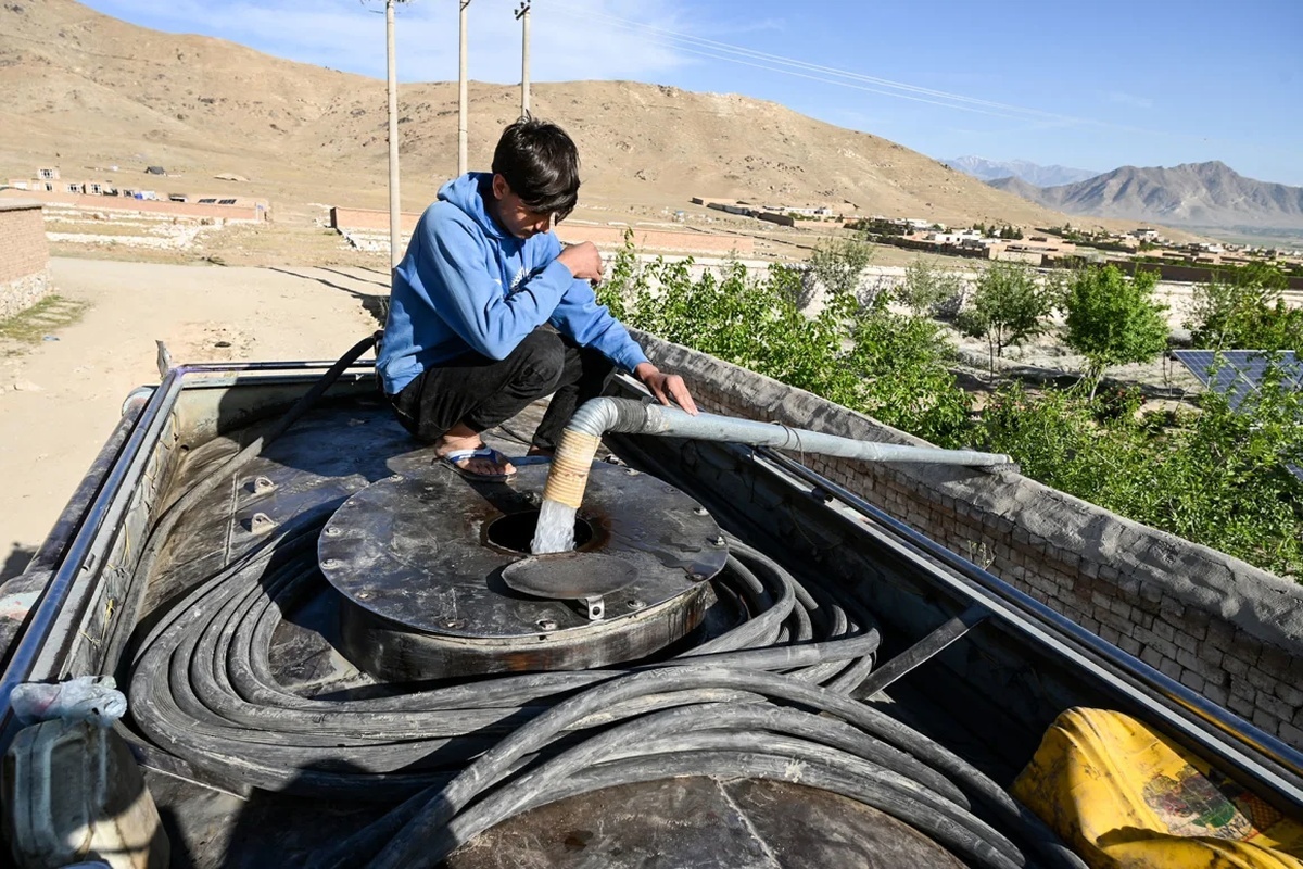 貯水槽に給水する少年=4月、カブール郊外/Wakil Kohsar/AFP/Getty Images