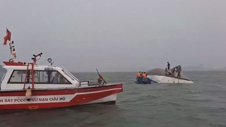 ベトナム北部の観光地ハロン湾で観光船が転覆した/QDND/AP