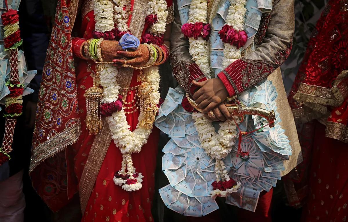 新婚のカップル=2019年、インド・ニューデリー/ Altaf Qadri/AP