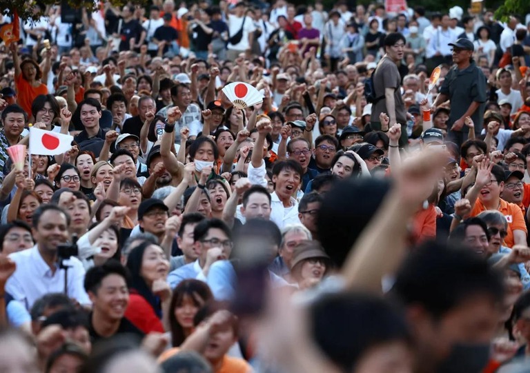 集会に集まった参政党の支持者ら＝１９日、東京/Issei Kato/Reuters