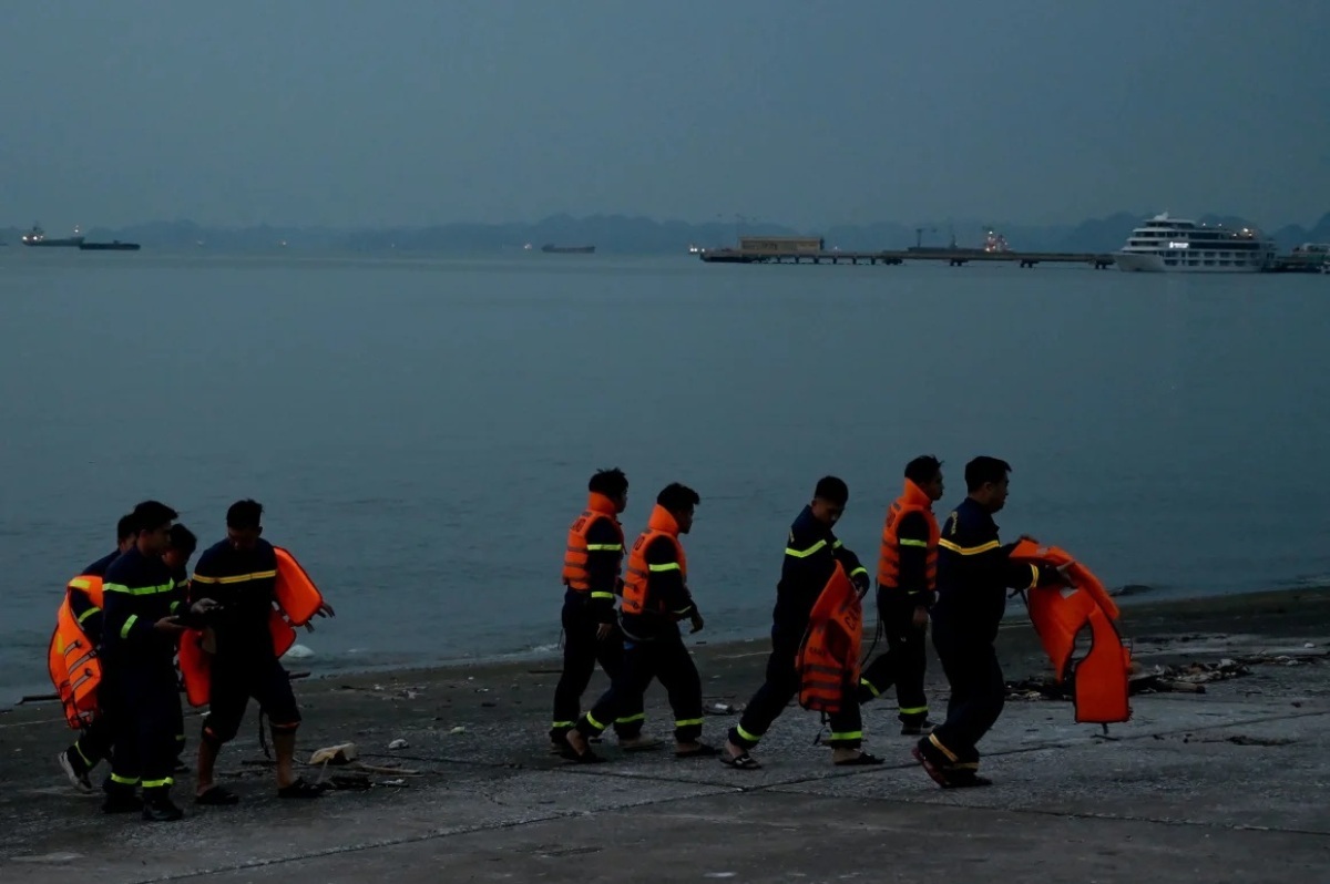 現場に派遣された救助隊/Nhac Nguyen/AFP/Getty Images