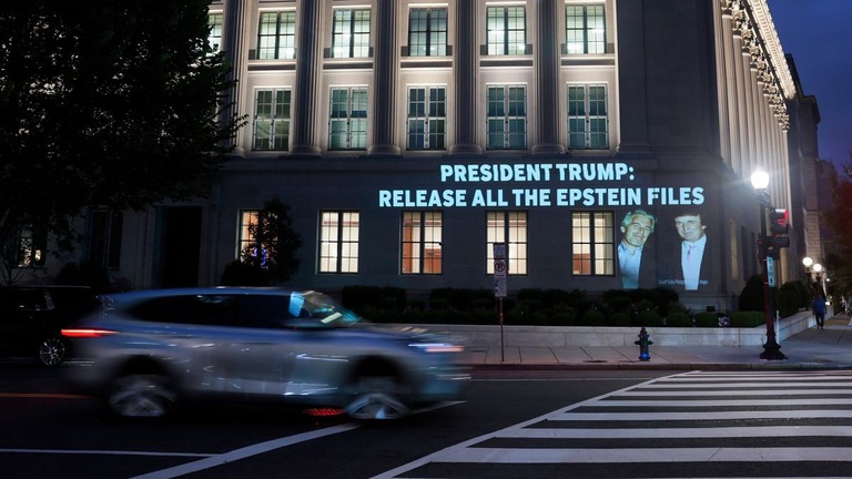 エプスタイン文書の全公開をトランプ大統領に求める文言が映し出された米商務省の建物/Anna Moneymaker/Getty Images